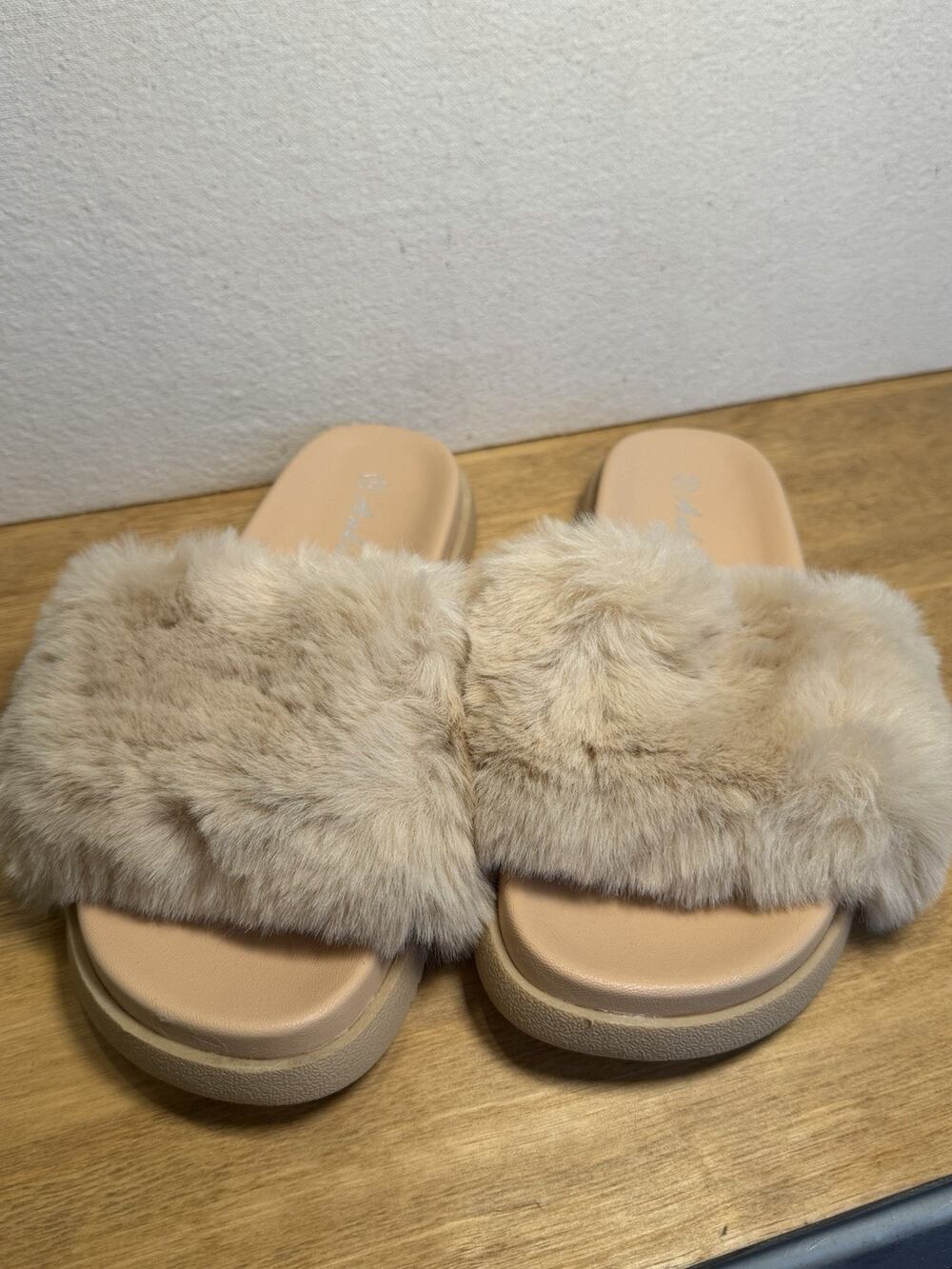 Ankis Faux Fur Slide Slippers Women’s US Size 8 Beige Plush Open Toe New